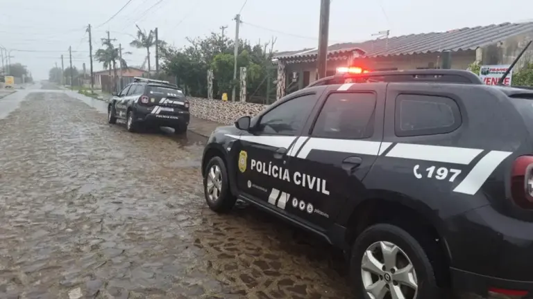 Homem é encontrado morto após esfaquear companheira em Balneário Pinhal - Studio TV