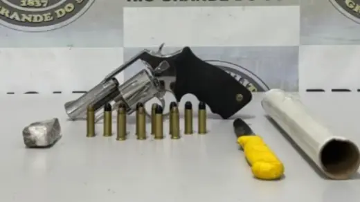 Homem é preso com arma furtada no bairro Marechal Floriano em Caxias do Sul - Studio TV