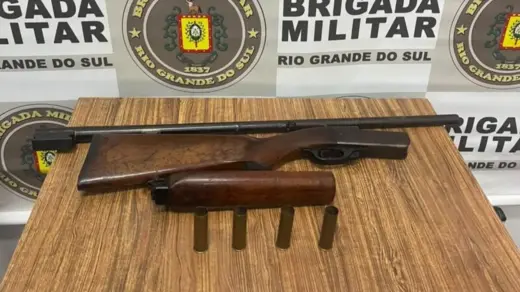 Homem é preso com espingarda furtada após conflito familiar em Farroupilha - Studio TV