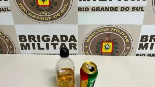 Homem é preso por embriaguez ao volante após dirigir em zigue-zague em Barão - Studio TV