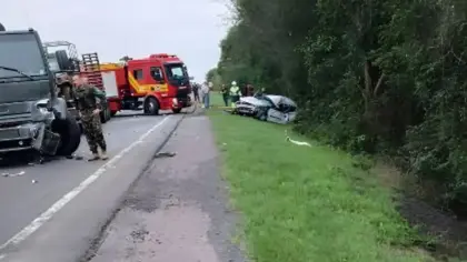 Homem morre em colisão entre carro e caminhão do Exército na RSC-287, em Taquari - Studio TV