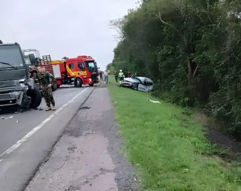 Homem morre em colisão entre carro e caminhão do Exército na RSC-287, em Taquari - Studio TV
