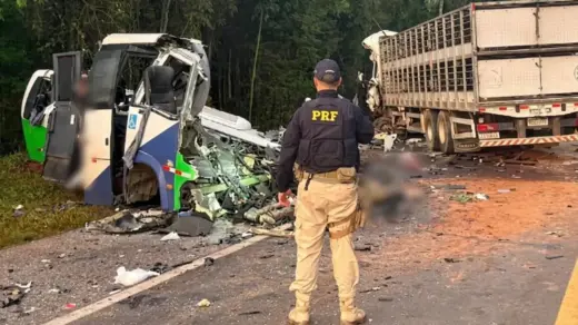 Identificadas vítimas de acidente entre micro-ônibus e carreta que deixou 23 mortos no Paraná - Studio TV