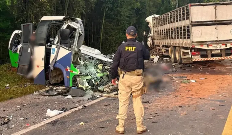 Identificadas vítimas de acidente entre micro-ônibus e carreta que deixou 23 mortos no Paraná - Studio TV