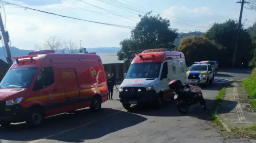 Idoso de 78 anos fica ferido após ser atingido por carreto agrícola em Bento Gonçalves - Studio TV