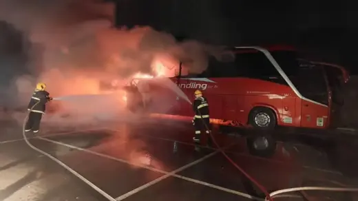 Incêndio atinge ônibus de turismo no Centro de Eventos de Antônio Prado - Studio TV