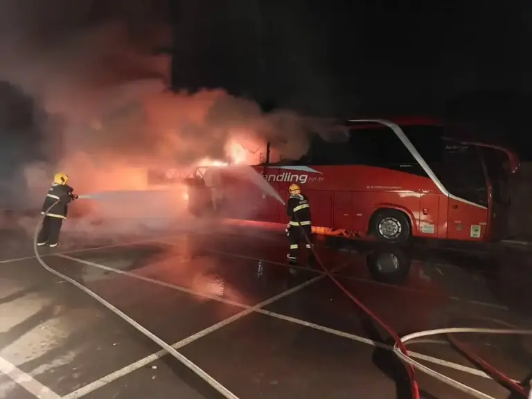 Incêndio atinge ônibus de turismo no Centro de Eventos de Antônio Prado - Studio TV