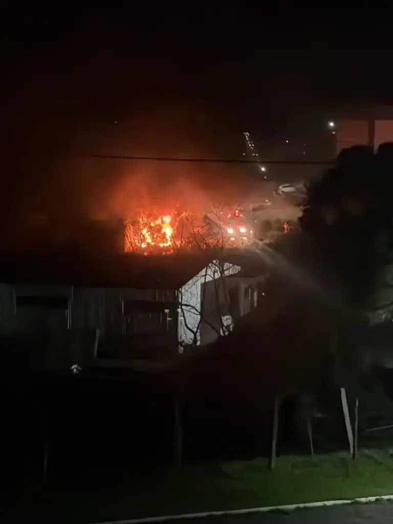 Incêndio atinge ônibus de turismo no Centro de Eventos de Antônio Prado - Studio TV