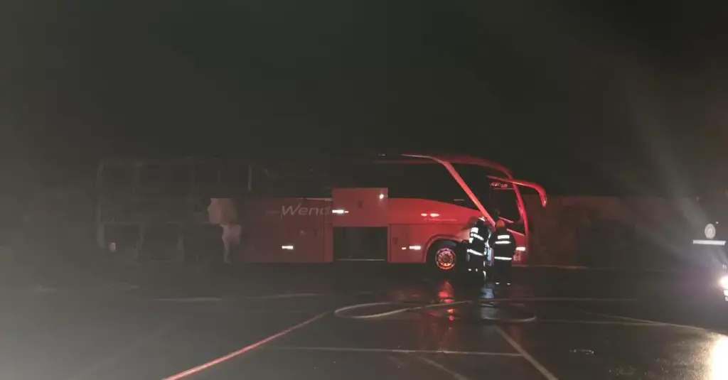 Incêndio atinge ônibus de turismo no Centro de Eventos de Antônio Prado - Studio TV
