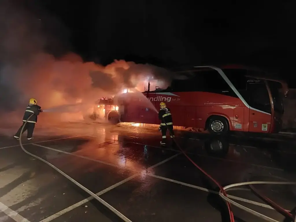 Incêndio atinge ônibus de turismo no Centro de Eventos de Antônio Prado - Studio TV