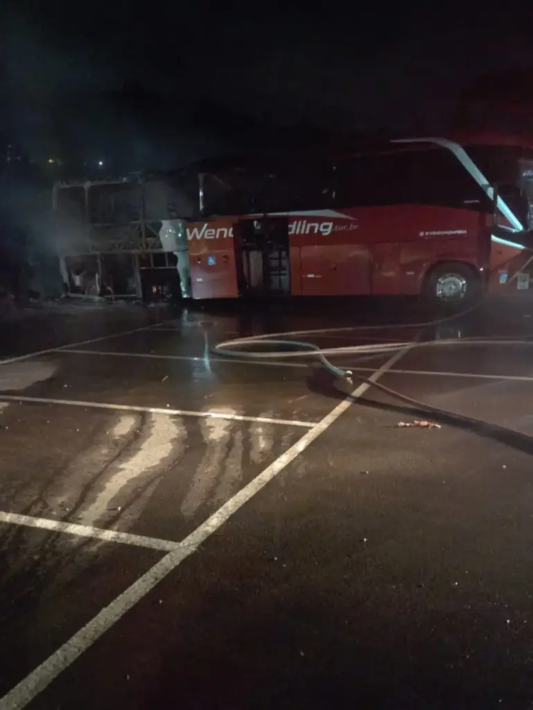 Incêndio atinge ônibus de turismo no Centro de Eventos de Antônio Prado - Studio TV