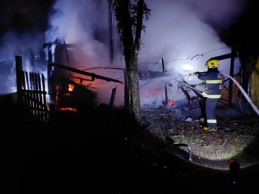 Incêndio atinge residência e mobiliza bombeiros durante a madrugada em Antônio Prado - Studio TV