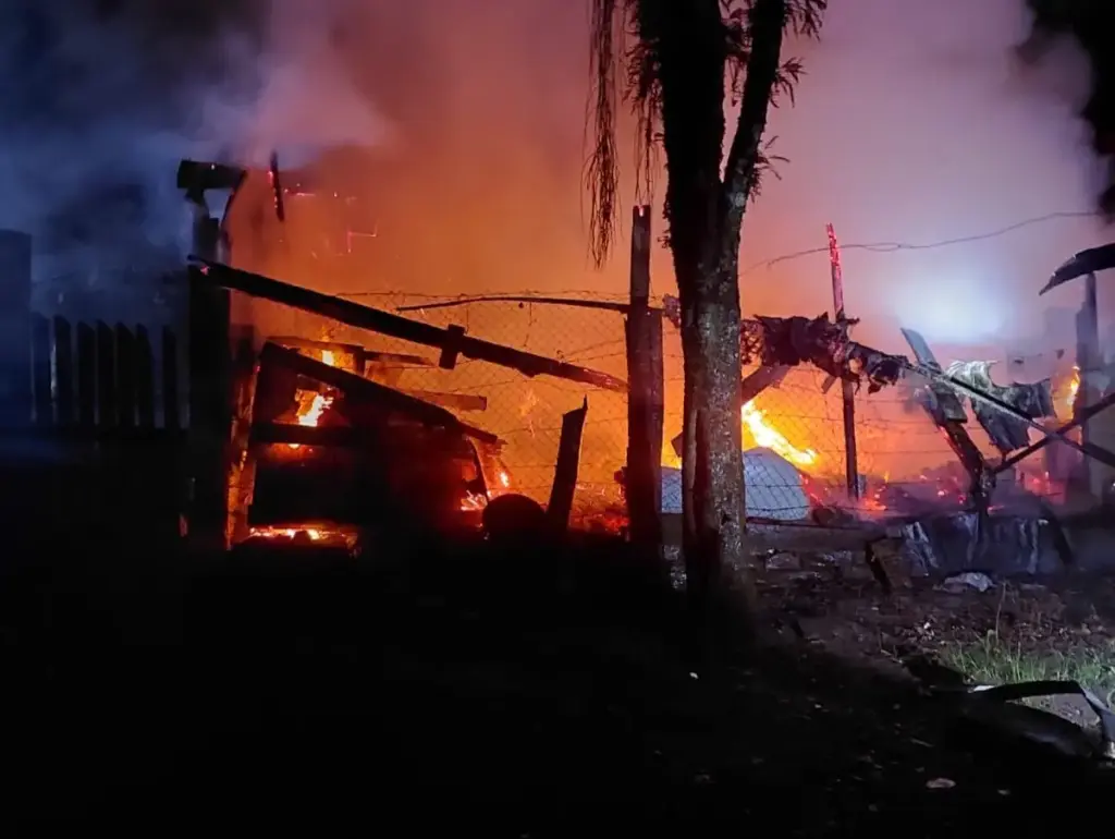 Incêndio atinge residência e mobiliza bombeiros durante a madrugada em Antônio Prado - Studio TV