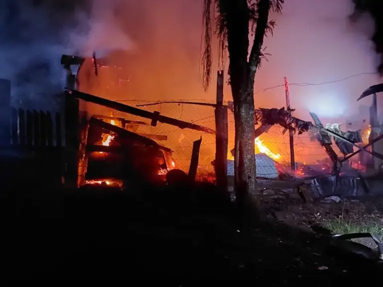 Incêndio atinge residência e mobiliza bombeiros durante a madrugada em Antônio Prado - Studio TV