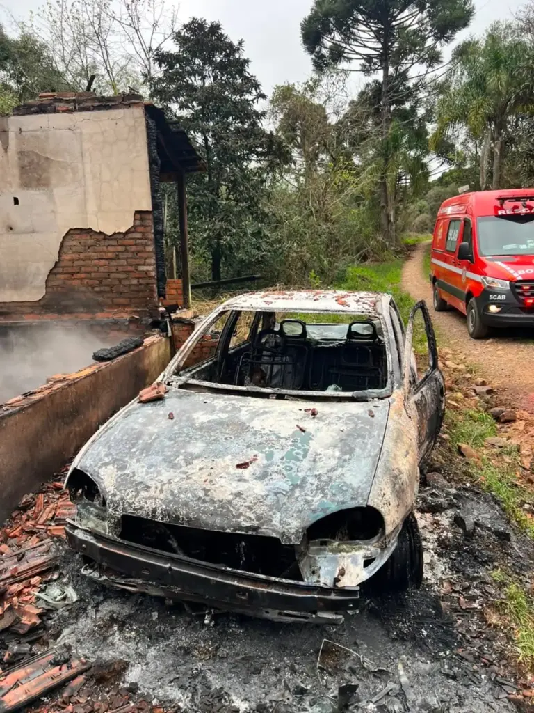 Incêndio atinge residência e veículo em Antônio Prado - Studio TV