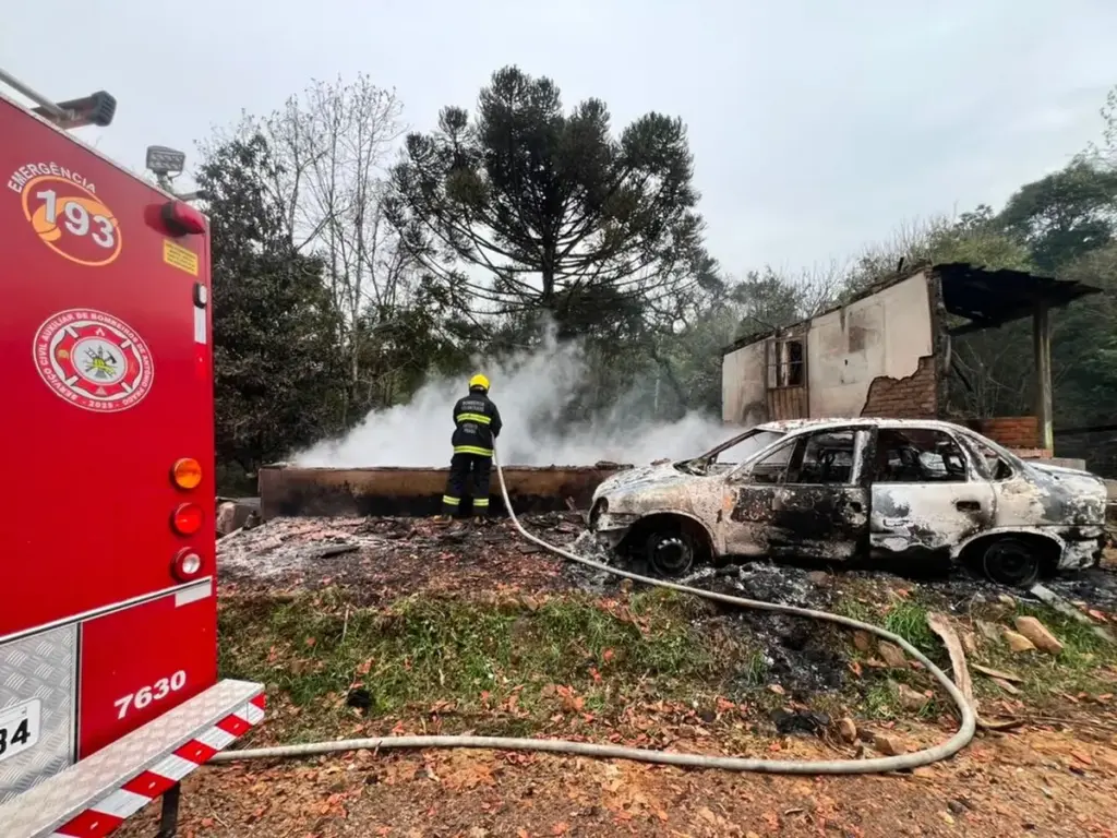 Incêndio atinge residência e veículo em Antônio Prado - Studio TV