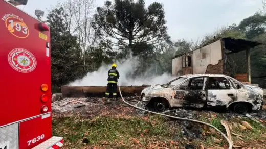 Incêndio atinge residência e veículo em Antônio Prado - Studio TV