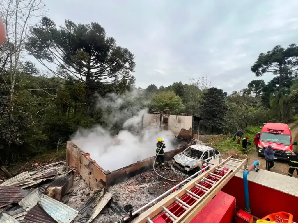 Incêndio atinge residência e veículo em Antônio Prado - Studio TV