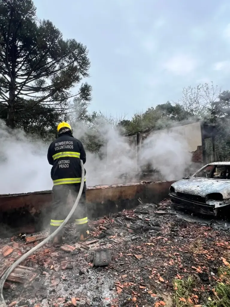 Incêndio atinge residência e veículo em Antônio Prado - Studio TV