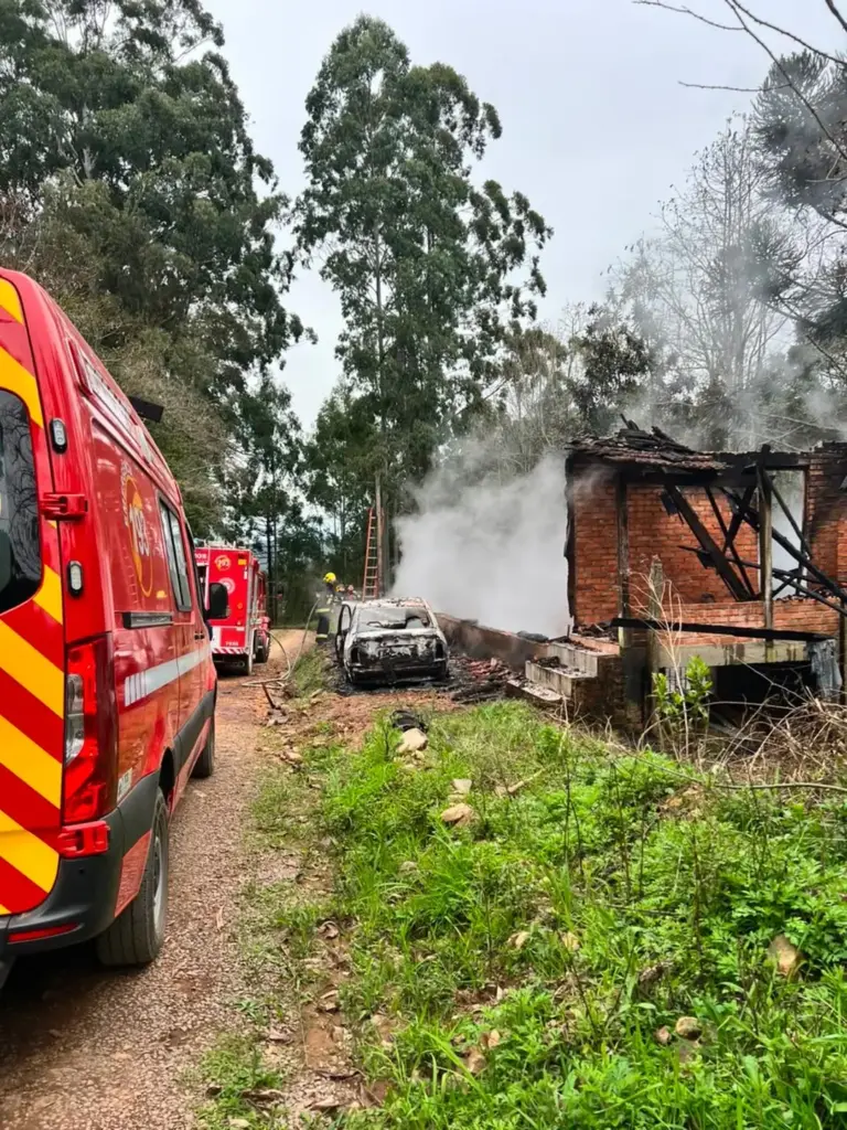 Incêndio atinge residência e veículo em Antônio Prado - Studio TV
