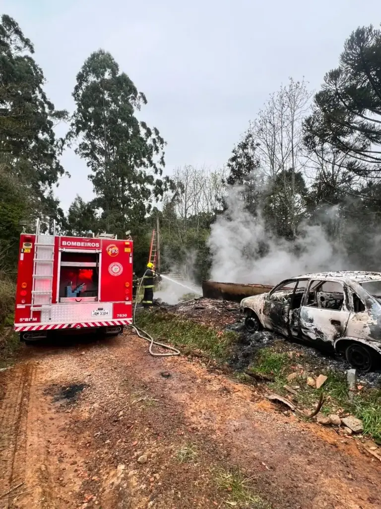 Incêndio atinge residência e veículo em Antônio Prado - Studio TV