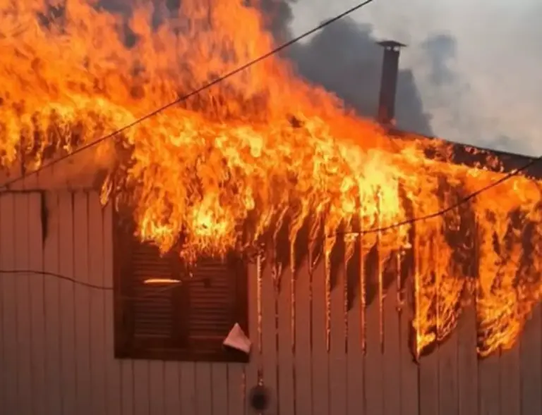 Incêndio atinge residência no Bairro Santo Antônio, em Camargo - Studio TV