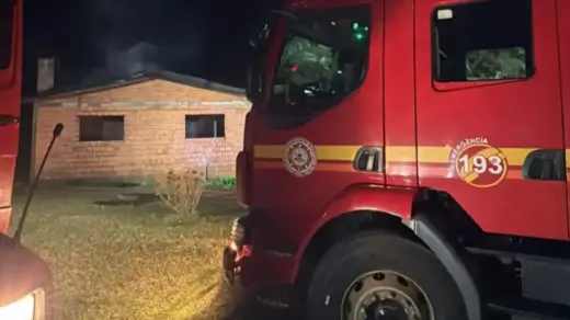 Incêndio de grandes proporções atinge fábrica de móveis em Lagoa Vermelha - Studio TV