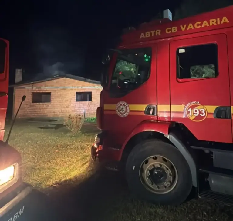 Incêndio de grandes proporções atinge fábrica de móveis em Lagoa Vermelha - Studio TV
