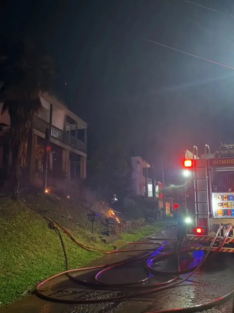 Incêndio de grandes proporções destrói residência em Serafina Corrêa - Studio TV