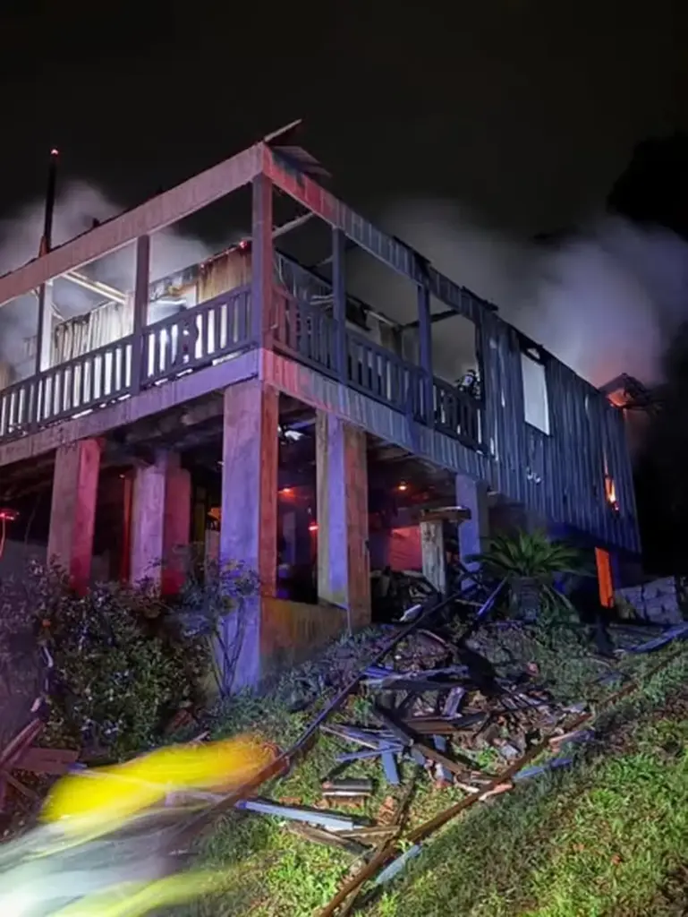 Incêndio de grandes proporções destrói residência em Serafina Corrêa - Studio TV