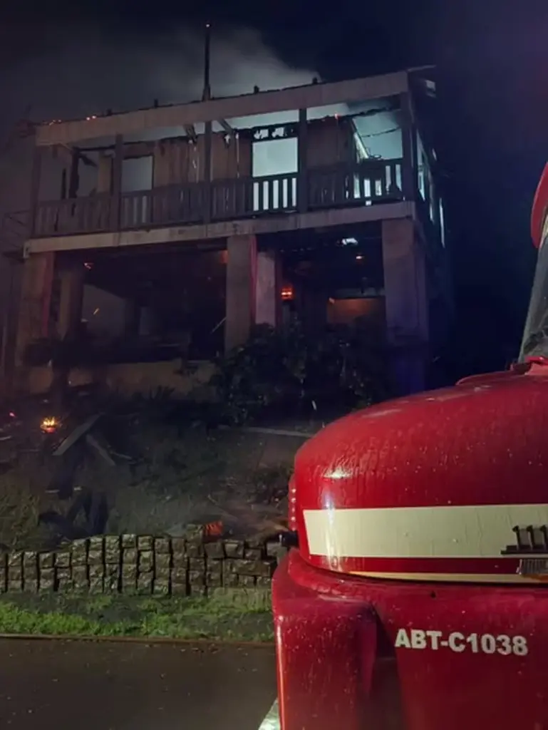 Incêndio de grandes proporções destrói residência em Serafina Corrêa - Studio TV