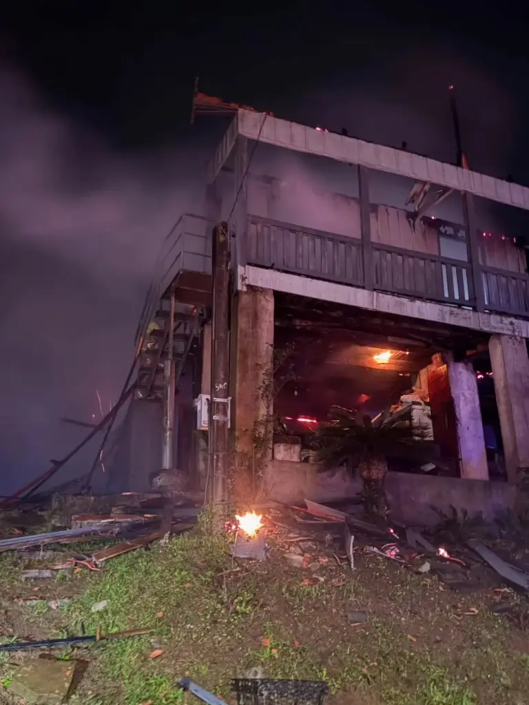 Incêndio de grandes proporções destrói residência em Serafina Corrêa - Studio TV