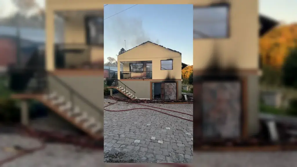 Incêndio destrói residência de 374 metros quadrados na Serra Gaúcha - Studio TV