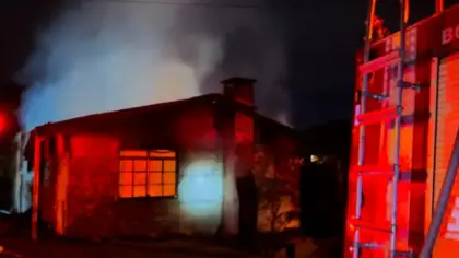 Incêndio destrói residência de dois pavimentos em Ipê - Studio TV