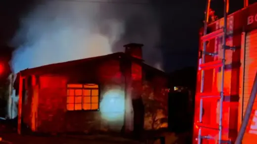 Incêndio destrói residência de dois pavimentos em Ipê - Studio TV