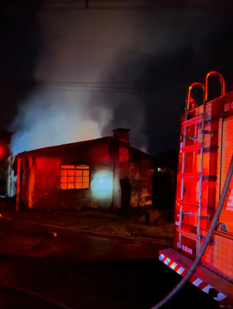 Incêndio destrói residência de dois pavimentos em Ipê - Studio TV