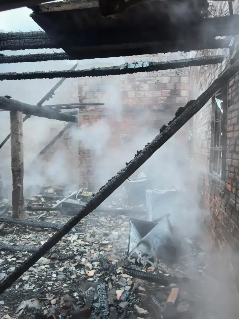 Incêndio destrói residência de dois pavimentos em Ipê - Studio TV