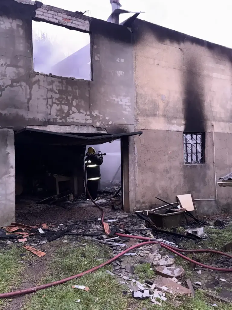Incêndio destrói residência de dois pavimentos em Ipê - Studio TV