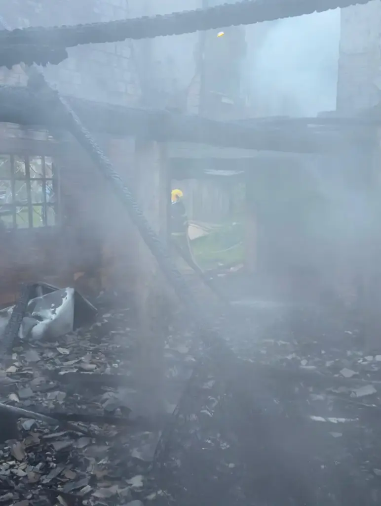 Incêndio destrói residência de dois pavimentos em Ipê - Studio TV