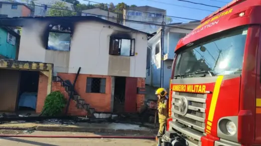 Incêndio destrói residência e deixa dois moradores intoxicados por fumaça em Caxias do Sul - Studio TV