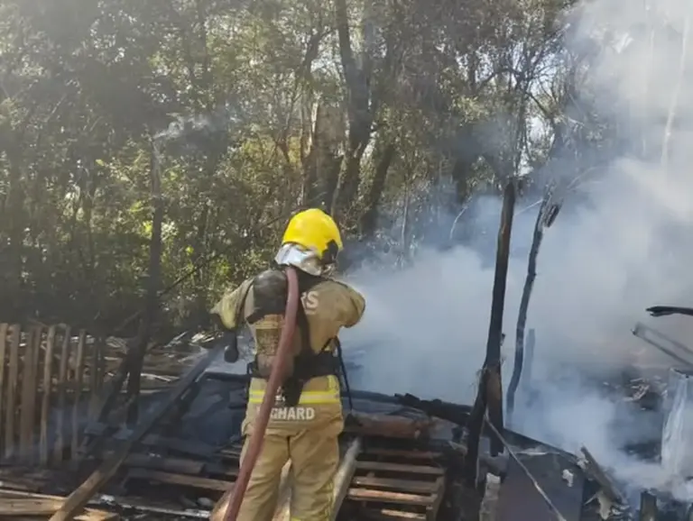 Incêndio destrói residência no bairro Integração, em Passo Fundo - Studio TV
