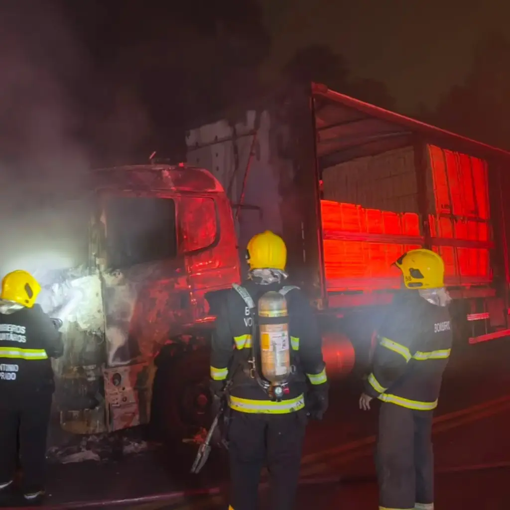 Incêndio em caminhão bloqueia ERS-122 nos dois sentidos em Ipê - Studio TV