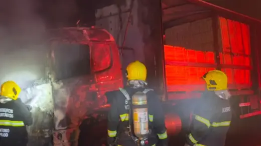 Incêndio em caminhão bloqueia ERS-122 nos dois sentidos em Ipê - Studio TV