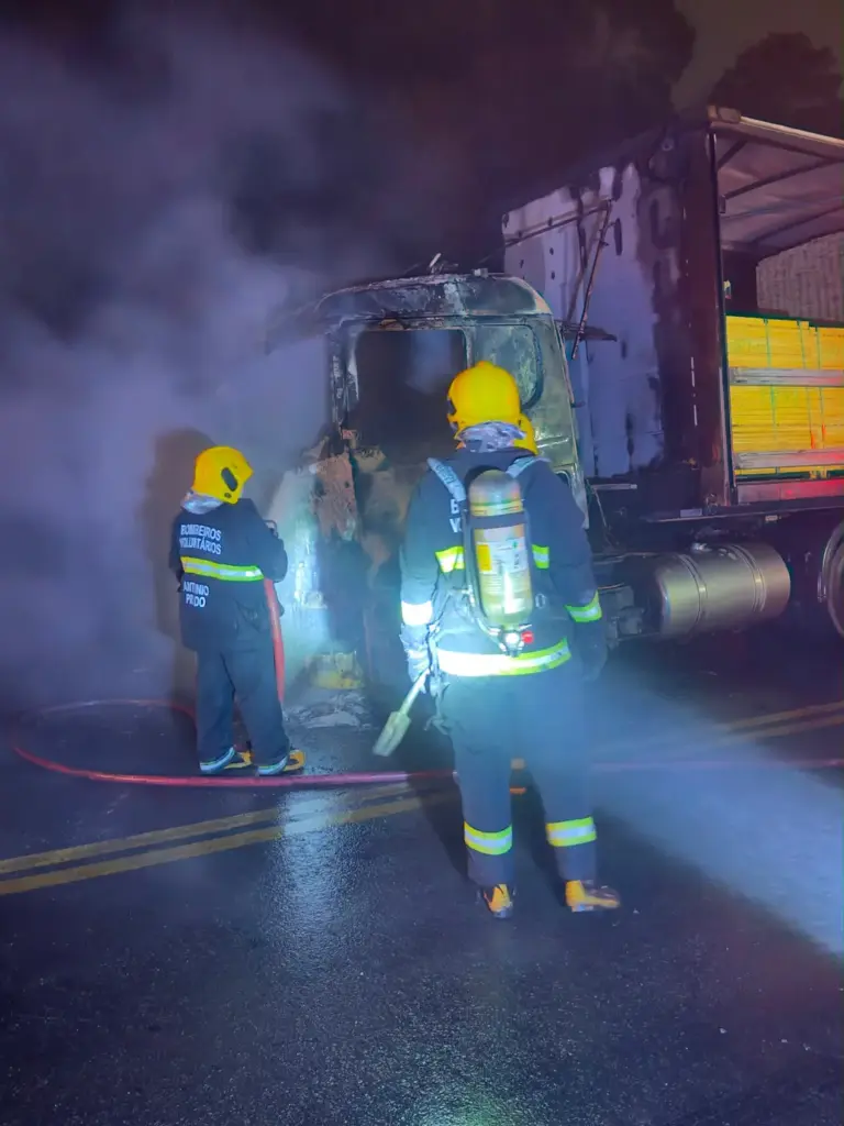 Incêndio em caminhão bloqueia ERS-122 nos dois sentidos em Ipê - Studio TV