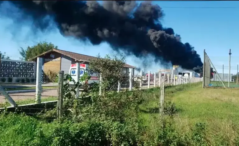 Incêndio em fábrica de resinas mobiliza bombeiros de três cidades no Litoral Norte - Studio TV