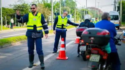 Motocicleta com 242 multas e R$ 134 mil em débitos é apreendida em Porto Alegre - Studio TV