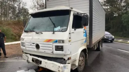Motorista de 64 anos fica ferido em colisão entre caminhão e carreta na ERS-122 - Studio TV