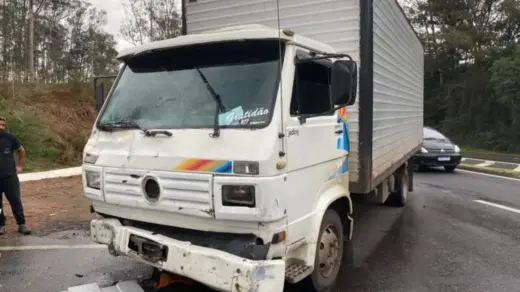 Motorista de 64 anos fica ferido em colisão entre caminhão e carreta na ERS-122 - Studio TV