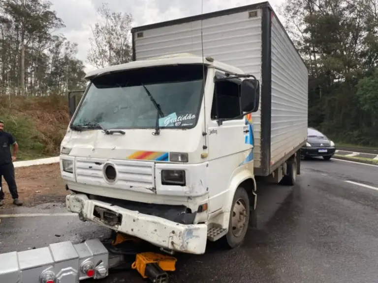 Motorista de 64 anos fica ferido em colisão entre caminhão e carreta na ERS-122 - Studio TV