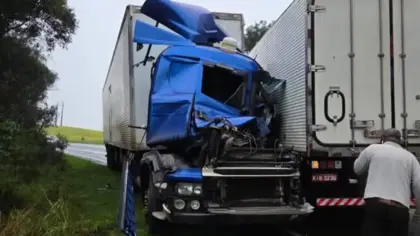 Motorista de Bento Gonçalves morre em acidente entre duas carretas na ERS-135 - Studio TV